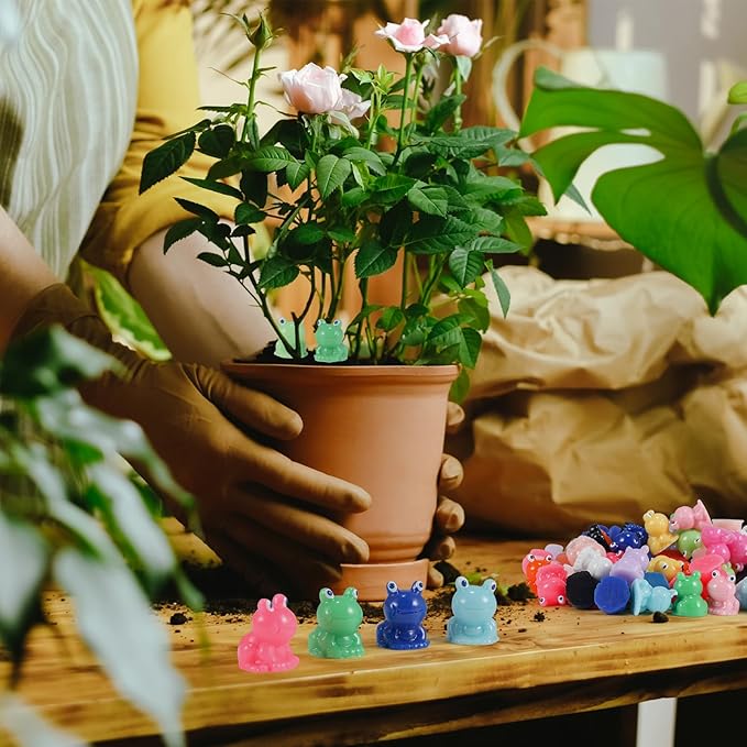 180Pcs Mini Resin Frog Garden Decor Cute Green Figurines Miniature Tiny Frogs Fairy Animals Moss DIY Charms Landscape Aquarium Dollhouse Birthday Gift Party School Ornament Potted Plant Toy